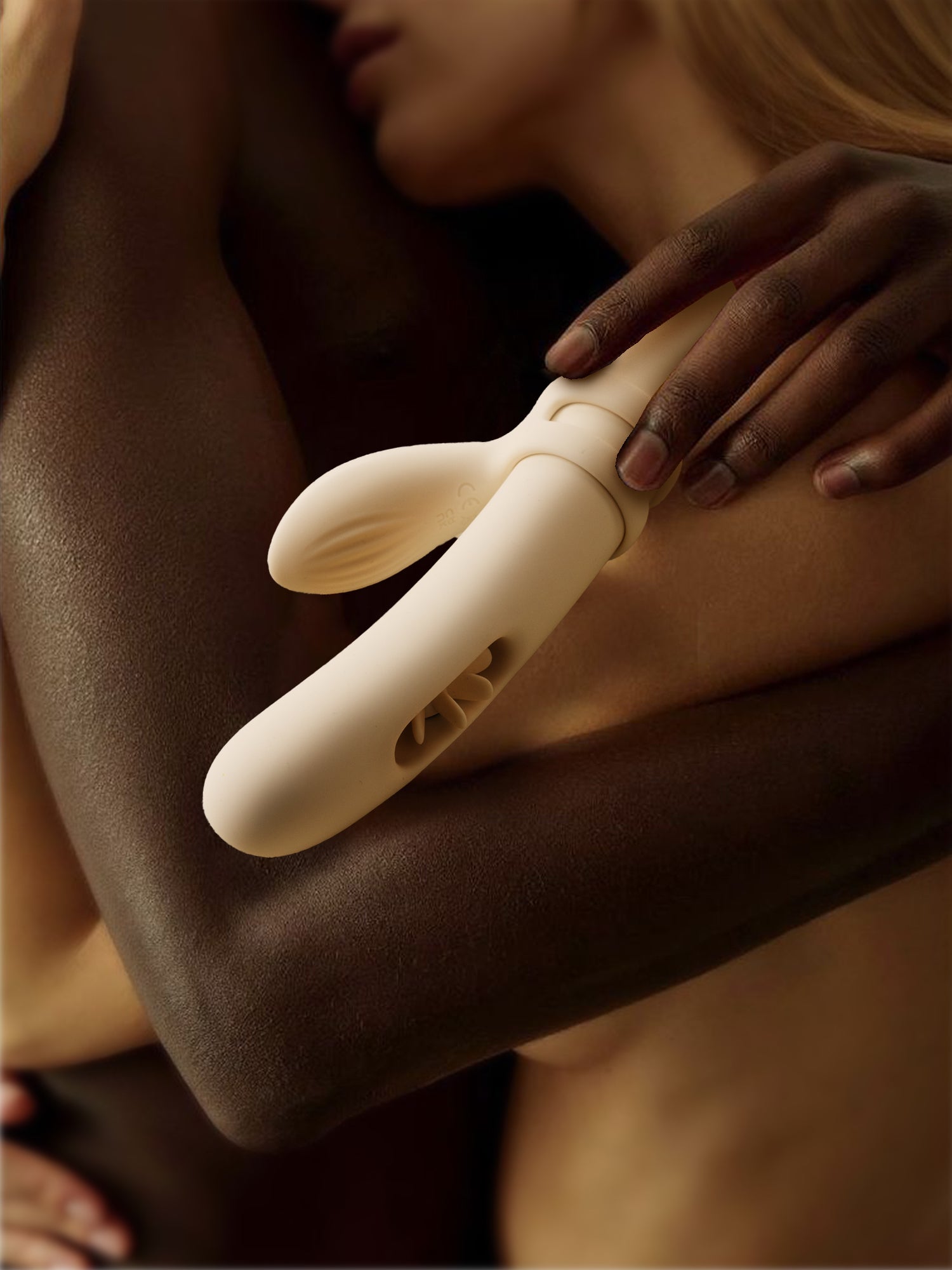 Couple_holding_VIVIFIE_VELORA_Rabbit_sex_toy